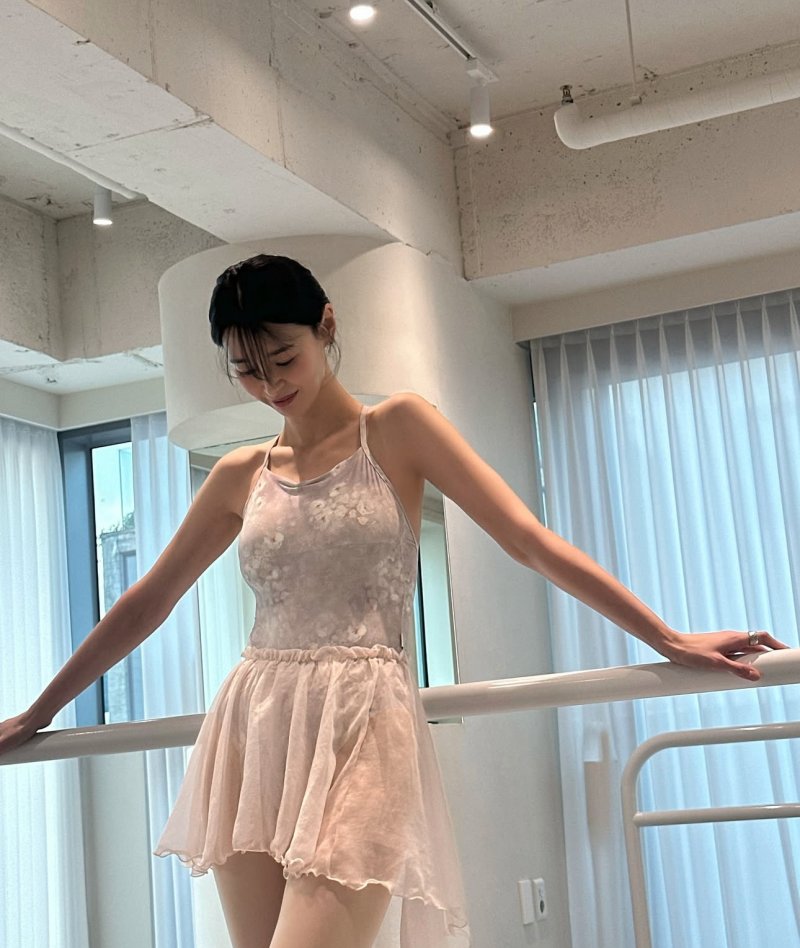 권나라, 발레복도 완벽…군살없는 몸매 과시
