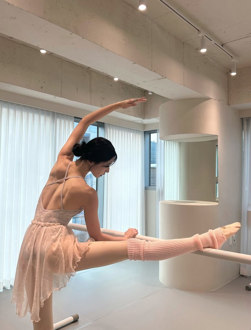 권나라, 발레복도 완벽…군살없는 몸매 과시