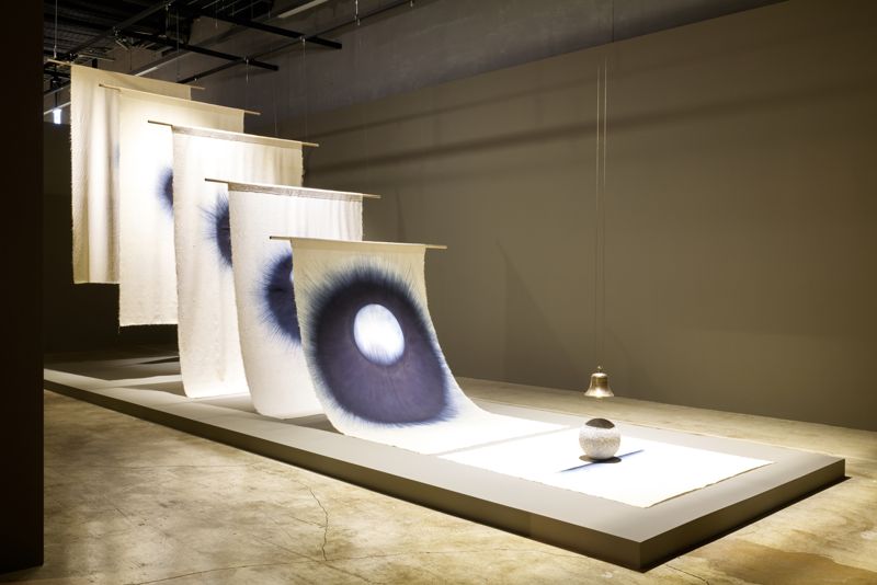 카이무라이, <내 모든 기도에 대한 답은 내가 결코 묻지 않았던 질문 속에 있다>(2025), 《현대 트랜스로컬 시리즈: 엮음과 짜임》 전시 전경. 김우일, 청주공예비엔날레조직위원회 제공