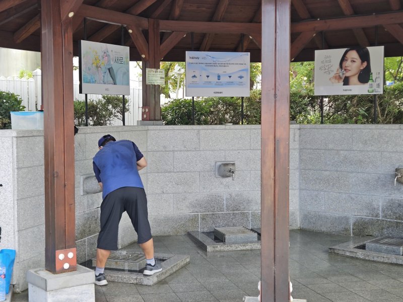 3일 강원 강릉 회산동의 대관령샘터에서 한 주민이 병에 물을 담고 있다.2025.9.3 한귀섭 기자