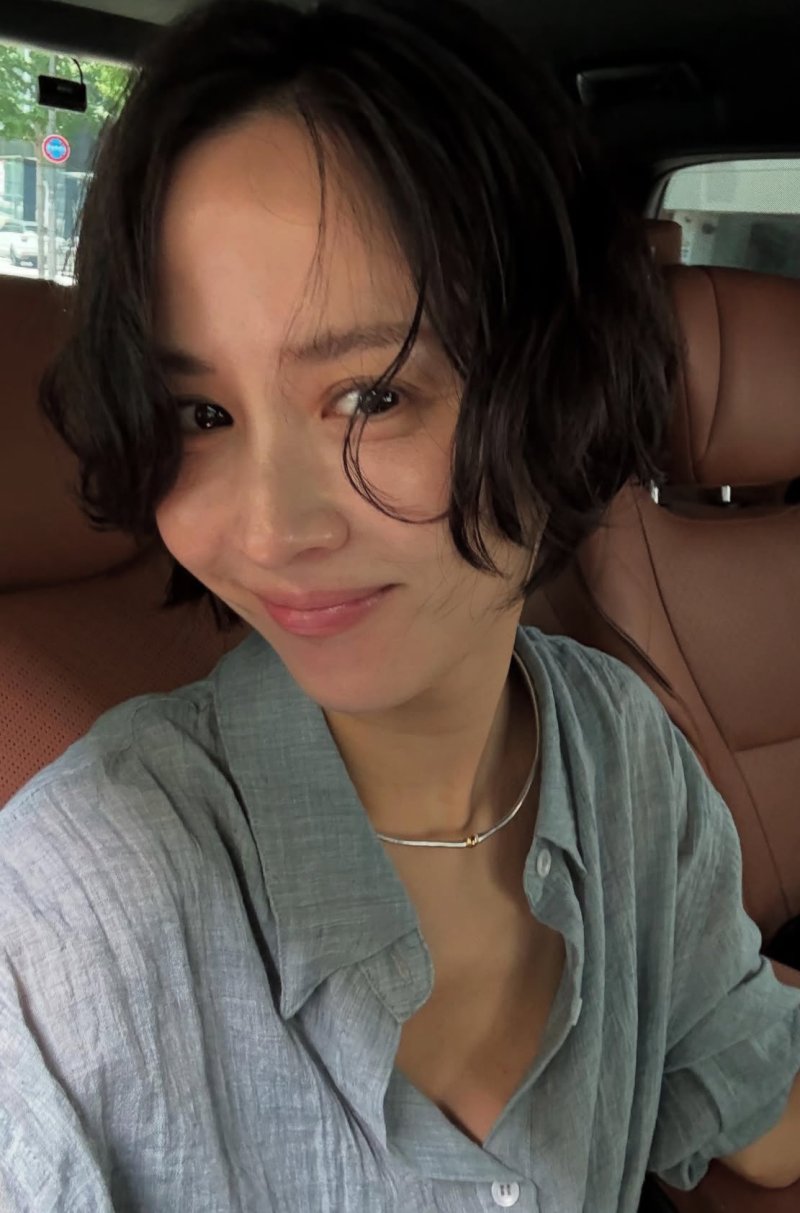 조여정 짧은 머리도 어울려…캡모자 패션