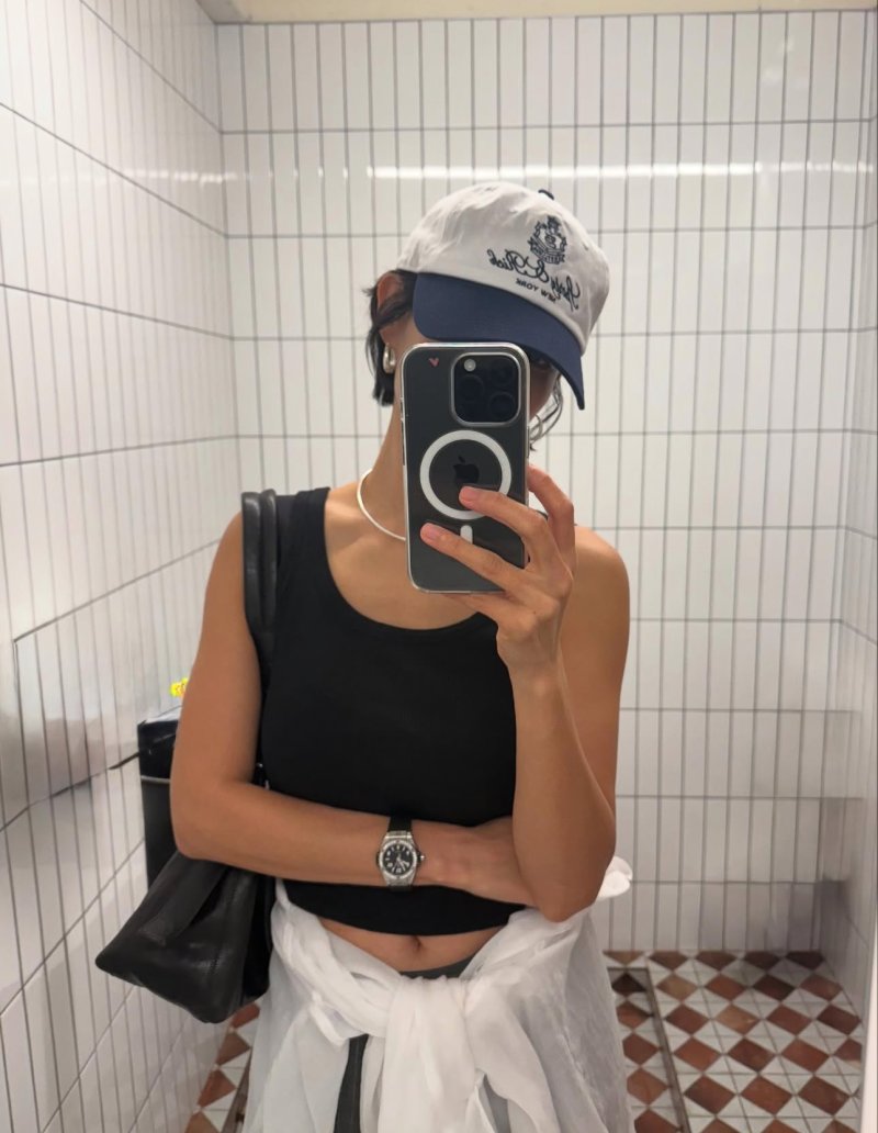 조여정 짧은 머리도 어울려…캡모자 패션