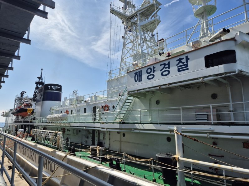 동해지방해양경찰청과 소방당국이 3일 오전 강원 강릉시 강동면 안인리 염전부두(안인화력발전부두) 인근에서 삼봉호(5001함·5000톤급 독도 경비함)를 이용해 긴급 급수 대민지원을 하고 있다. 이날 해경이 동해시에서 싣고 온 600톤의 물은 소방차를 이용해 강릉 홍제정수장으로 옮겨질 예정이다. 2025.9.3/뉴스1 ⓒ News1 윤왕근 기자