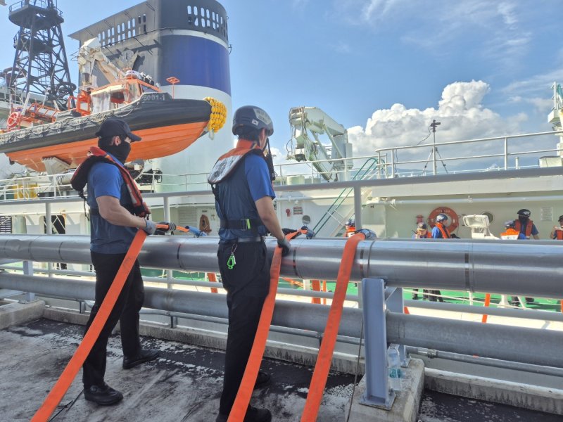 동해지방해양경찰청과 소방당국이 3일 오전 강원 강릉시 강동면 안인리 염전부두(안인화력발전부두) 인근에서 삼봉호(5001함·5000톤급 독도 경비함)를 이용해 긴급 급수 대민지원을 하고 있다. 이날 해경이 동해시에서 싣고 온 600톤의 물은 소방차를 이용해 강릉 홍제정수장으로 옮겨질 예정이다. 2025.9.3/뉴스1 ⓒ News1 윤왕근 기자