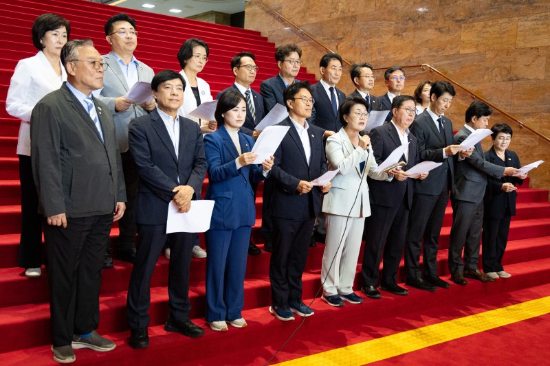 더불어민주당 바카라 용어 의원들이 3일 국회 로텐더홀에서 나경원 국민의힘 의원을 규탄하는 긴급 기자회견을 하고 있다. 뉴스1