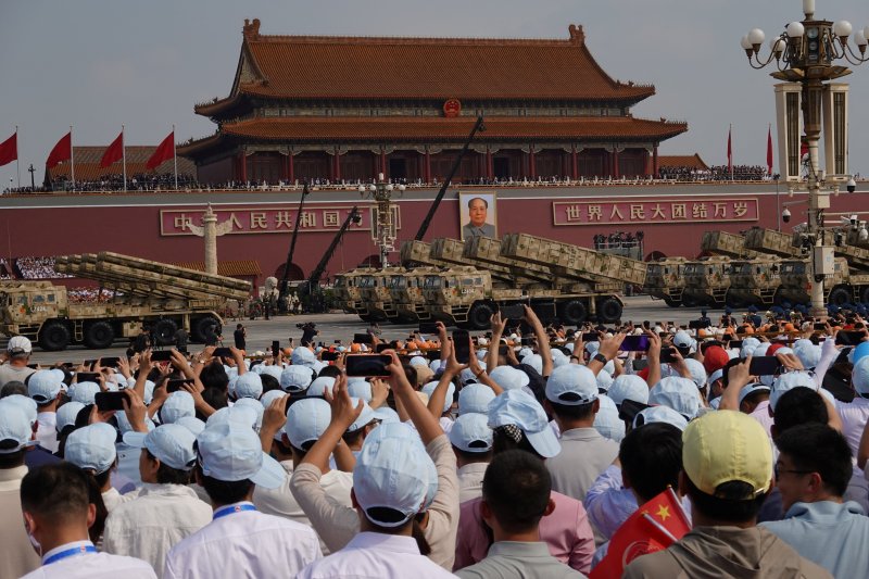 3일 중국 베이징 톈안먼 광장 열병식에서 관중들이 중국군의 신형 방공 미사일 차량들의 행진을 지켜보고 있다.로이터연합뉴스