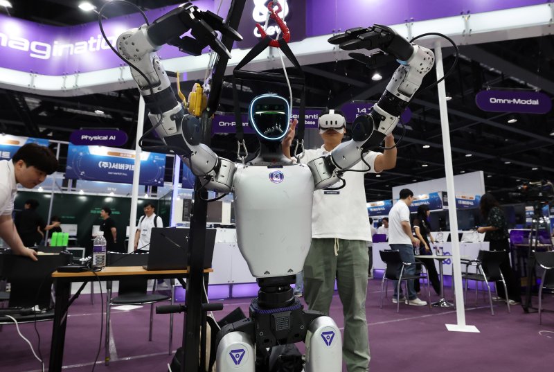 지난 9월 3일 서울 강서구 코엑스 마곡 컨벤션센터에서 열린 '제1회 산업 AI 엑스포'에서 AI 스타트업 클레비가 인간 동작을 학습하는 피지컬 AI를 구현한 휴머노이드 로봇을 선보이고 있다. 뉴스1 제공