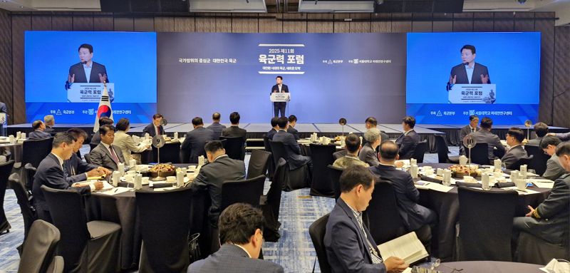 3일, 육군본부가 주최하고 서울대학교 미래전연구센터가 주관하는 '제11회 육군력 포럼'이 열렸다. ‘대전환 시대의 육군, 새로운 도약’이라는 주제로 열린 포럼에서 인공지능 ·국제질서·국가 거버넌스 3중 변혁 속에서 육군의 새로운 도약을 위한 방향성을 논의했다. 성일종 국회 국방위원장이 축사를 하고 있다. 육군 제공