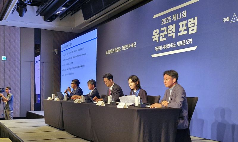 3일, 육군본부가 주최하고 서울대학교 미래전연구센터가 주관하는 '제11회 육군력 포럼'이 열렸다. ‘대전환 시대의 육군, 새로운 도약’이라는 주제로 열린 포럼에서 인공지능 ·국제질서·국가 거버넌스 3중 변혁 속에서 육군의 새로운 도약을 위한 방향성을 논의했다. 각 분야 전문가들이 '육군력 10년, 성과와 대전환 시대의 과제'에 대해 발표와 토의를 진행하고 있다. 육군 제공