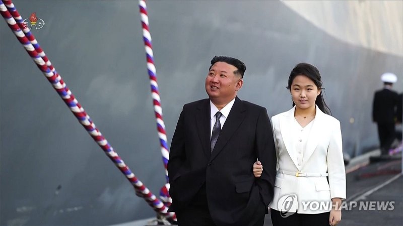 [中전승절] "김정은 뒤 단정한 차림 소녀"…김주애 외교무대 데뷔 외신 주목(종합)