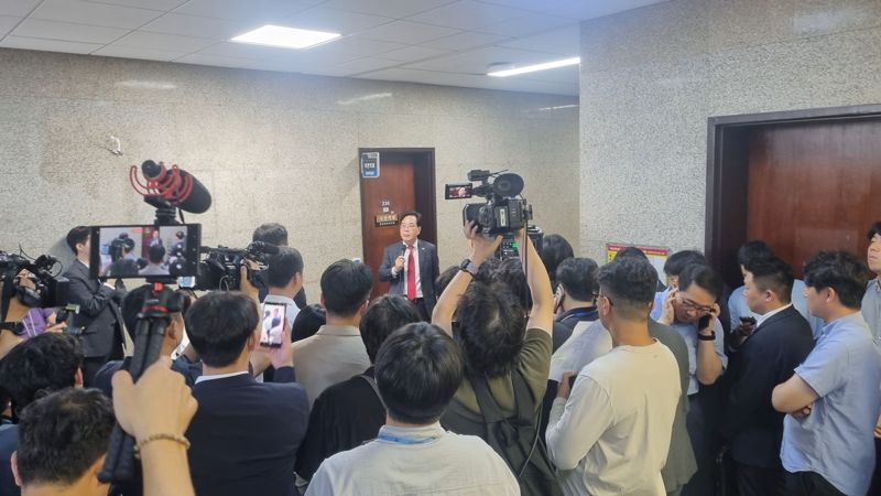 송언석 원내대표가 3일 국회 본관 원내대표실 앞에서 긴급 의원총회를 열고 특검 수사를 규탄하는 발언을 하고 있다. 사진=이해람 기자