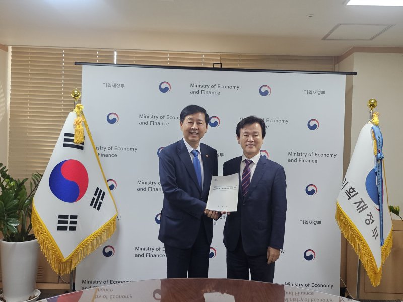 [진주=뉴시스]조규일 진주시장, 기획재정부 장관 만나 ‘대한민국 안전한 바카라사이트 산타카지노 건립’ 건의.(사진=진주시 제공).2025.09.03.photo@newsis.com *재판매 및 DB 금지