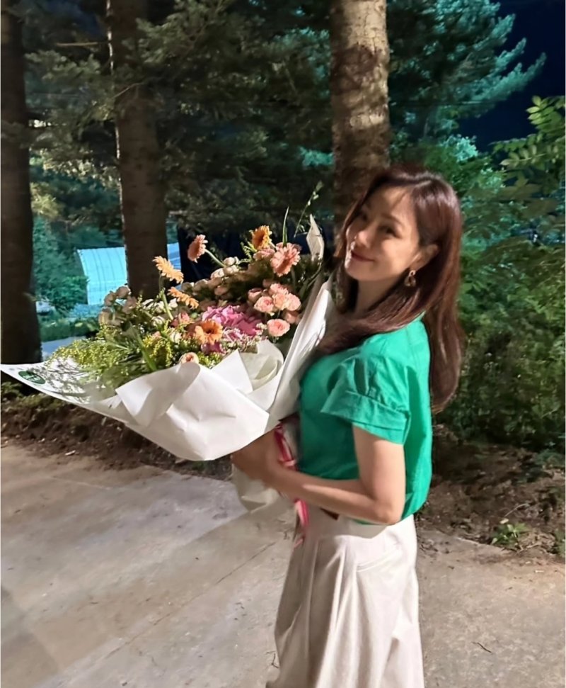 '25년 열애중' 오나라, 몸만한 꽃다발 들고 함박웃음