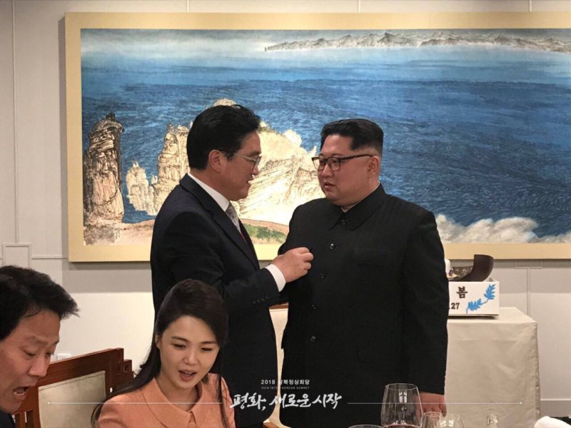 2018년 4월 27일 판문점 평화의집에서 열린 환영만찬에서 당시 더불어민주당 원내대표이던 우원식 국회바카라사이트이 김정은 북한 국무위원장과 대화를 나누는 모습. 뉴스1