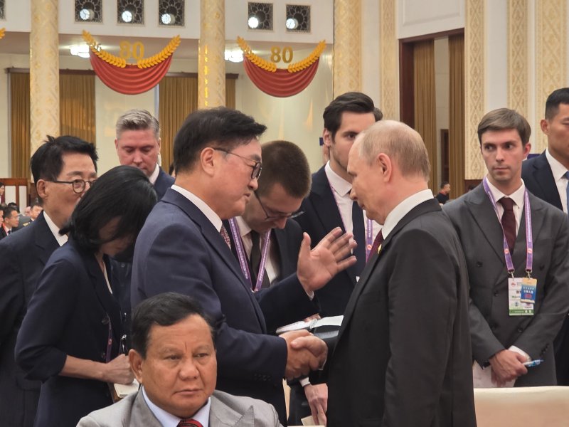 우원식 국회의장이 3일 중국 베이징에서 열린 전승절 80주년 기념식 리셉션에서 블라디미르 푸틴 러시아 대통령과 대화하고 있다. (국회의장실 제공) 2025.9.3/뉴스1 ⓒ News1 김일창 기자