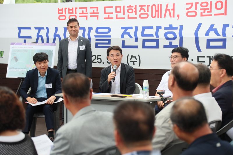 김진태 강원지사가 3일 삼척 도계 오일장터에서 간담회를 갖고 주민들로부터 건의사항을 청취하고 있다. 강원자치도 제공