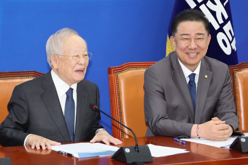더불어민주당 김병기 원내대표가 3일 서울 여의도 국회에서 열린 바카라사이트 기가6단체 대표단과의 간담회에서 손경식 한국경영자총협회장과 대화하고 있다. 연합뉴스