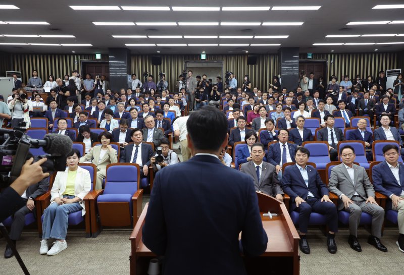 [서울=뉴시스] 고승민 기자 = 정청래 더불어에볼루션 바카라 사이트당 대표가 3일 서울 여의도 국회에서 열린 정책의원총회에서 발언하고 있다. 2025.09.03. kkssmm99@newsis.com