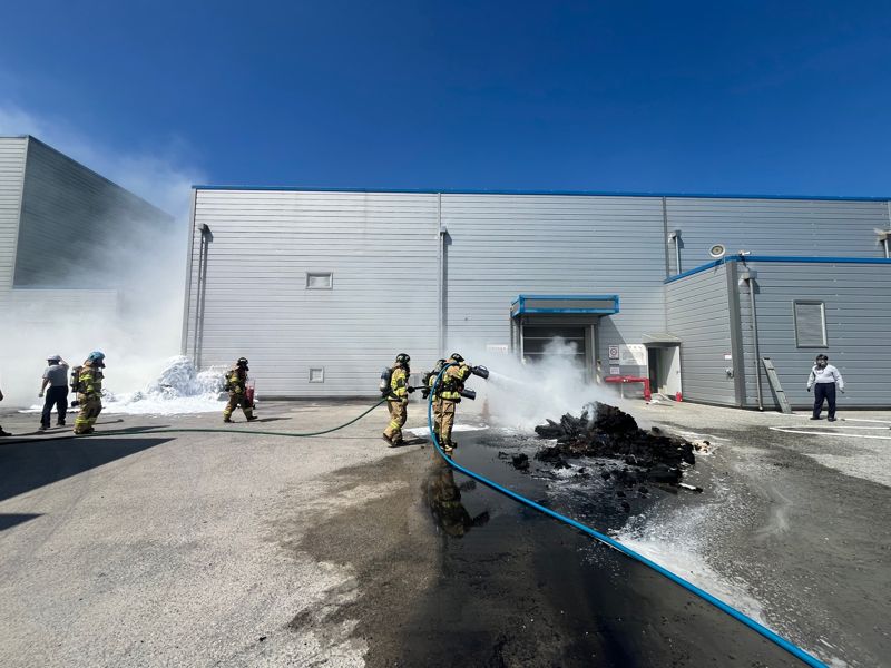 3일 울산 울주군 온산읍 LG화학 온산공장에서 농약 원료 물질에서 유해 가스가 발생해 소방당국이 진화 작업을 벌이고 있다. 울산소방본부 제공