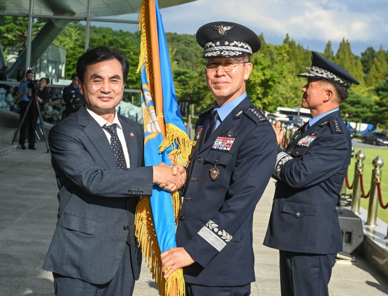 손석락 신임 공군참모총장이 3일 계룡대 대연병장에서 열린 제42대 공군참모총장 취임식과 제41대 공군참모총장 이임 및 전역식에서 안규백 국방부 장관으로부터 공군기를 이양받고 있다. 공군 제공