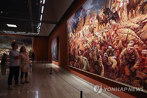 베이징의 중국미술관에 전시된 항일전쟁 관련 작품 (출처=연합뉴스)