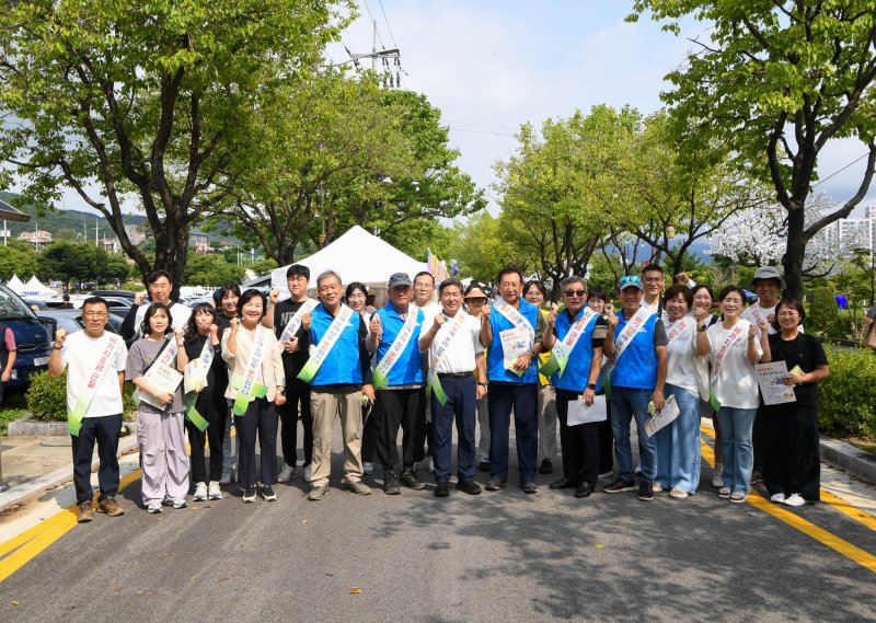 서흥원 양구군수는 8월30일 오전 양구군행정동우회와 양구군청 직원들과 함께 배꼽축제가 열리고 있는 현장에서 물가안정 캠페인을 진행했다.(양구군 제공. 재판매 및 DB금지)/뉴스1
