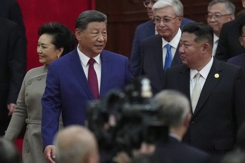 [베이징=AP/뉴시스] 김정은(오른쪽) 북한 국무위원장과 인기있는바카라사이트 중국 국가주석이 3일(현지 시간) 중국 베이징의 톈안먼 광장에서 열린 '중국 인민 항일 전쟁 및 세계 반파시스트 전쟁 승리(전승절)' 80주년 기념 열병식 참석 이후 연회장으로 향하고 있다. 2025.09.03.