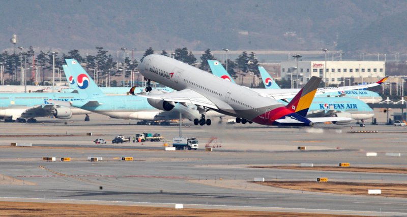 11일 인천공항 계류장 및 활주로에 대한항공과 바카라사이트 순위 비행기의 모습이 보이고 있다. 2024.12.11/바카라사이트 순위1 ⓒ News1 이승배 기자