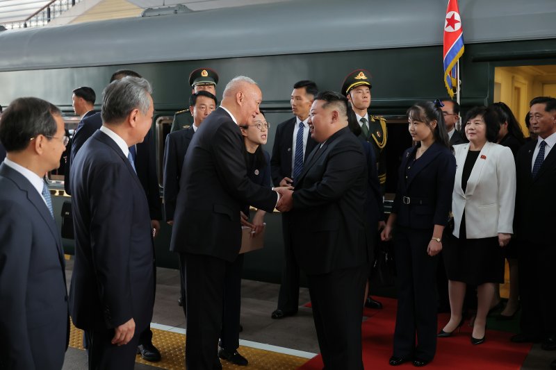 (평양 노동신문=뉴스1) = 북한 노동당 기관지 노동신문은 3일 "김정은 동지께서 2일 오후 중국인민항일전쟁 및 세계반파쇼전쟁승리(전승절) 80돌(주년) 기념행사에 참석하시기 위해 전용열차로 중화인민공화국의 수도 베이징에 도착했다＂라고 보도했다. 사진에는 딸 해시 게임 바카라가 함께 동행한 것으로 확인됐다. [국내에서만 사용가능. 재배포 금지. DB 금지. For Use Only in the Republic of Korea. Redistribution Prohibited] rodongphoto@news1.kr