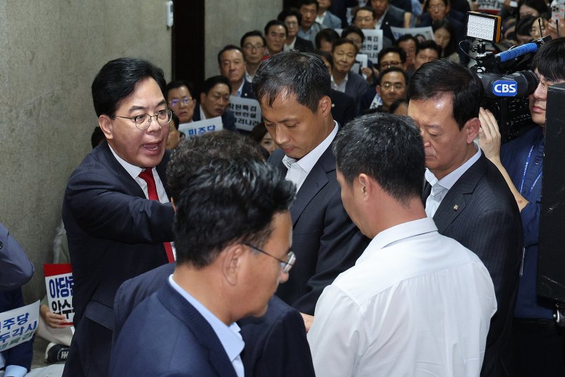 송언석 국민의힘 원내대표가 3일 오후 서울 여의도 국회 국민의힘 원내대표실 앞에서 가진 긴급 의원총회에서 국회 사무처 직원들이 이 모습을 촬영한 것과 관련해 항의하고 있다. 2025.9.3/뉴스1 ⓒ News1 신웅수 기자