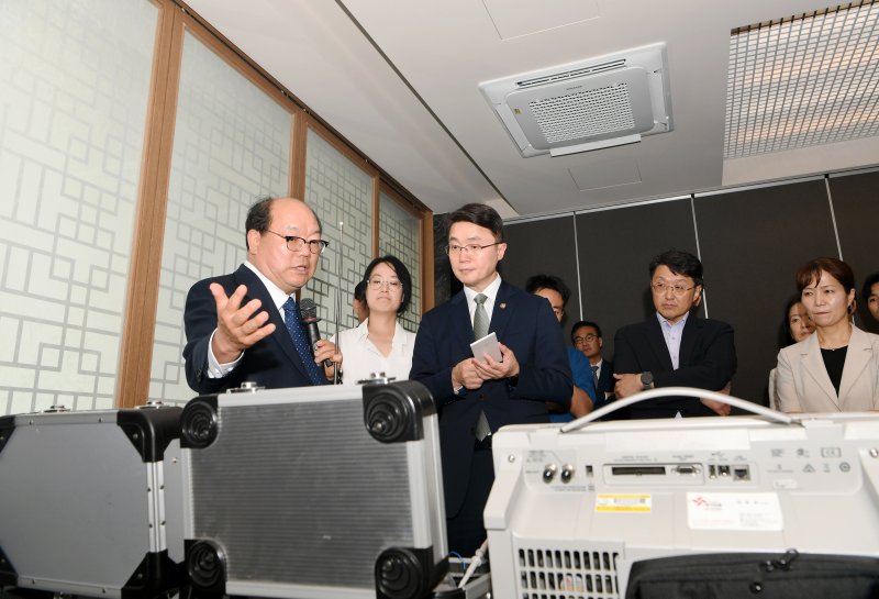 [서울=뉴시스] 류제명 과학기술정보통신부 제2차관이 3일 오후 서울 성북구 국민대학교 양자캠퍼스를 방문해 국민대학교가 개발한 양자보안기술 기반의 차량원격제어기술 시연을 참관하고 있다. (사진=과기정통부 제공) *재판매 및 DB 금지