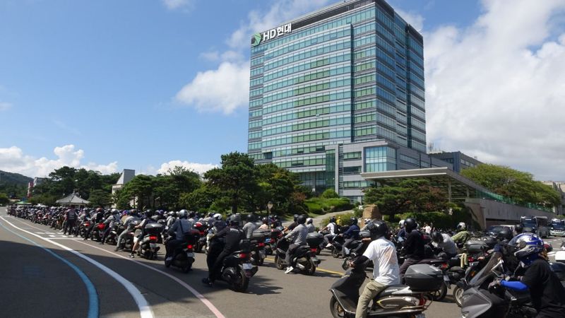 3일 HD현대중공업 노동조합의 부분파업이 시작되자 경적 시위를 위해 오토바이를 탄 수백 명의 조합원들이 현대중공업 본사 정문을 나서고 있다. 현대중공업 노동조합 제공