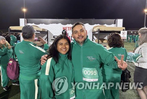 '오징어 게임' LA 팬 이벤트 기념 촬영을 하는 참가자들 (출처=연합뉴스)