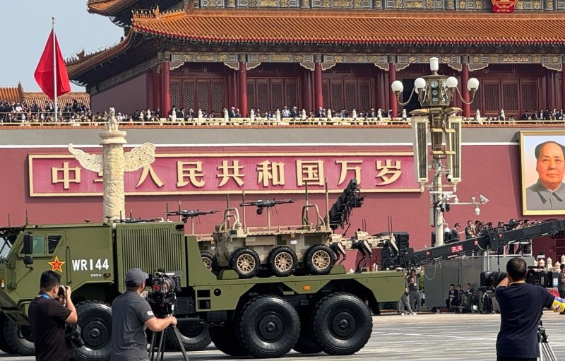 3일 오전 중국 베이징 톈안먼광장에서 열린 전승절 80주년 기념 열병식에서 트럭에 실린 로봇 늑대의 모습이 보인다. /사진=연합뉴스