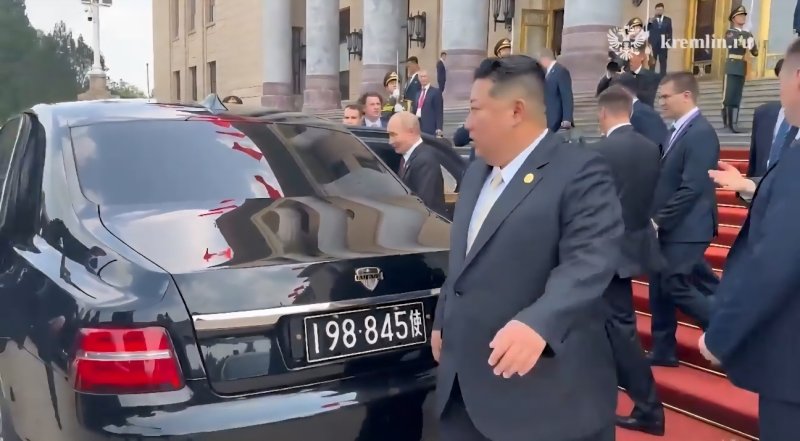 3일 리아노보스티가 공개한 영상에 따르면 김정은 노동당 총비서와 블라디미르 푸틴 대통령은 리셉션 후 아우루스에 탑승했다. 김 총비서는 푸틴 대통령에게 상석을 양보하고 반대편으로 돌아가 탑승했고, 그를 이어 동생인 김여정 당 부부장이 뒷좌석에 동승했다. (크렘린궁 영상 캡처)