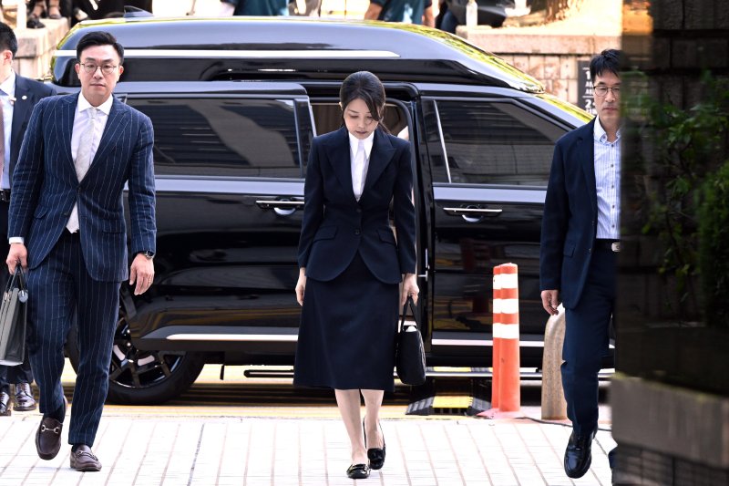 [서울=뉴시스] 사진공동취재단 = 자본시장과 금융투자업에 관한 법률 위반, 정치자금법 위반, 특정범죄 가중처벌 등에 관한 법률 위반(알선수재) 등의 혐의를 받는 윤석열 전 대통령 부인 바카라사이트 소닉 씨가 지난달 12일 오전 서울 서초구 서울중앙지법에서 열린 구속 전 피의자 심문(영장실질심사)에 출석하고 있다. 2025.08.12. photo@newsis.com