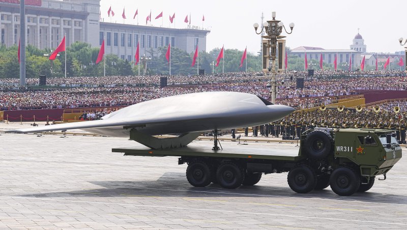 톈안먼광장을 지나가는 무인항공 전투 편대의 대형 공격용 드론. 신화연합뉴스