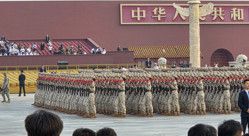 [베이징=뉴시스] 박정규 특파원 = 3일 오전 중국 베이징 톈안먼광장에서 열린 전승절 80주년 열병식에 앞서 진행된 리허설에서 여군들로 이뤄진 군부대가 행진하고 있다. 2025.09.03 pjk76@newsis.com
