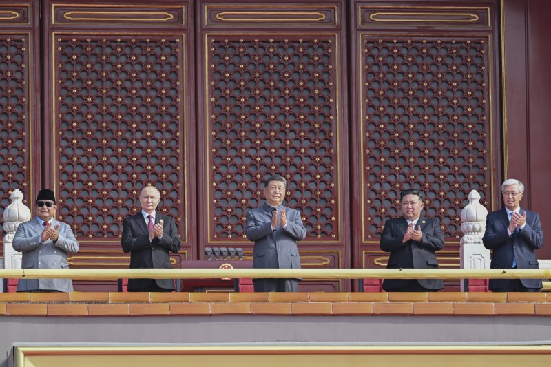 중국 베이징에서 3일 '항일전쟁 및 세계 반파시스트 전쟁 승리(전승절) 80주년' 열병식이 열렸다. 블라디미르 푸틴 러시아 대통령(왼쪽부터), 시진핑 중국 국가주석, 김정은 북한 국무위원장이 톈안먼 성루에 나란히 서 있다. 북중러 3국 정상이 한자리에 모인 것은 1959년 중국 건국 10주년 톈안먼 열병식 이후 66년 만이다. 신화뉴시스
