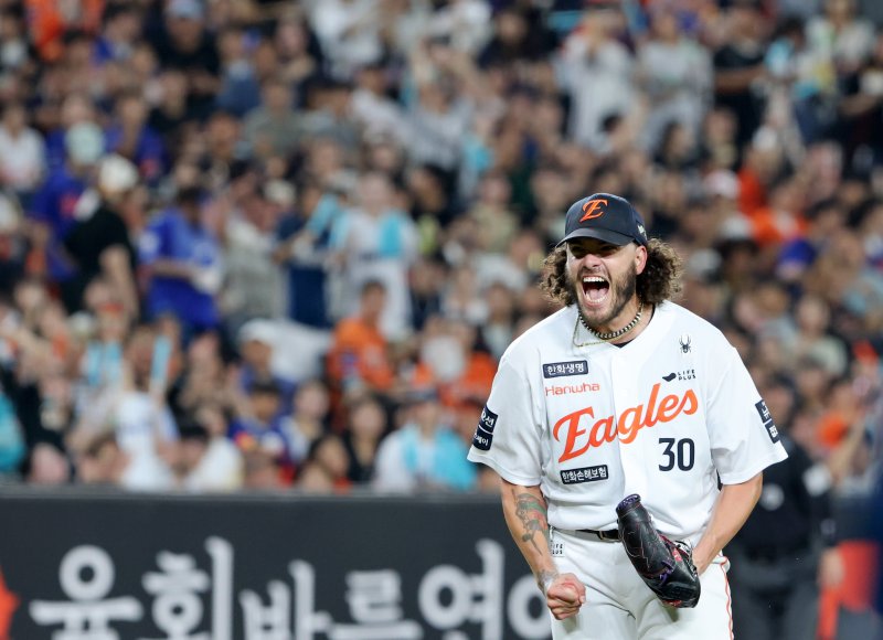 3일 대전 바카라사이트 검증생명 볼파크에서 열린 프로야구 '2025 신한 SOL뱅크 KBO 리그' NC 다이노스와 한화 이글스 경기에서 한화 선발 폰세가 통산 삼진 226개를 기록하며 환호하고 있다. 2025.9.3/뉴스1 ⓒ News1 김기태 기자