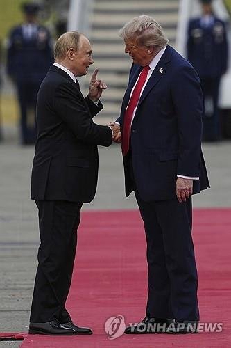 알래스카에서 푸틴 대통령 맞이하는 트럼프 대통령 (출처=연합뉴스)