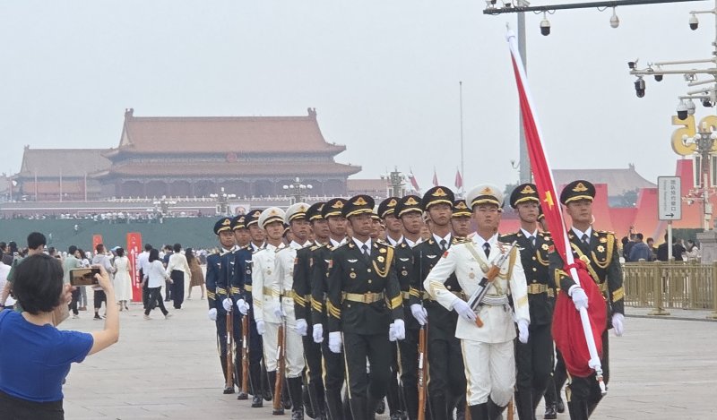 [베이징=뉴시스] 박정규 특파원 = 3일 오전 중국 베이징 톈안먼 앞에서 전승절 80주년 우리카지노 바카라사이트 개최에 앞서 중국 군인들어 열을 지어 이동하고 있다. 2025.09.03 pjk76@newsis.com