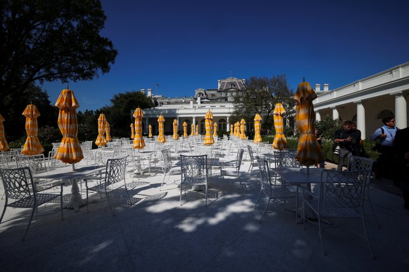 지난 3일(현지시간) 촬영된 미국 워싱턴DC 백악관의 로즈가든에 파라솔과 의자 등이 새로 설치되어 있다.로이터연합뉴스