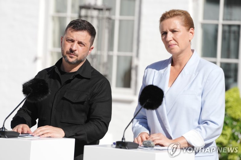 3일 덴마크 총리와 기자회견 하는 젤렌스키 대통령 (출처=연합뉴스)