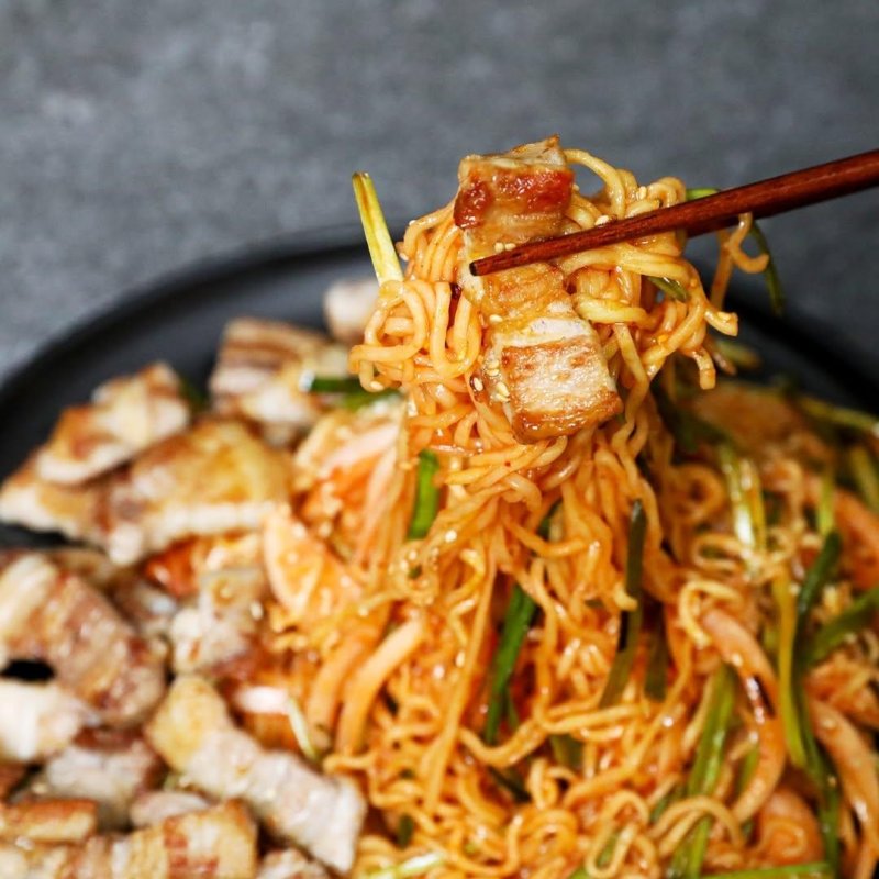 비빔면과 삼겹살 조합 (출처=연합뉴스)