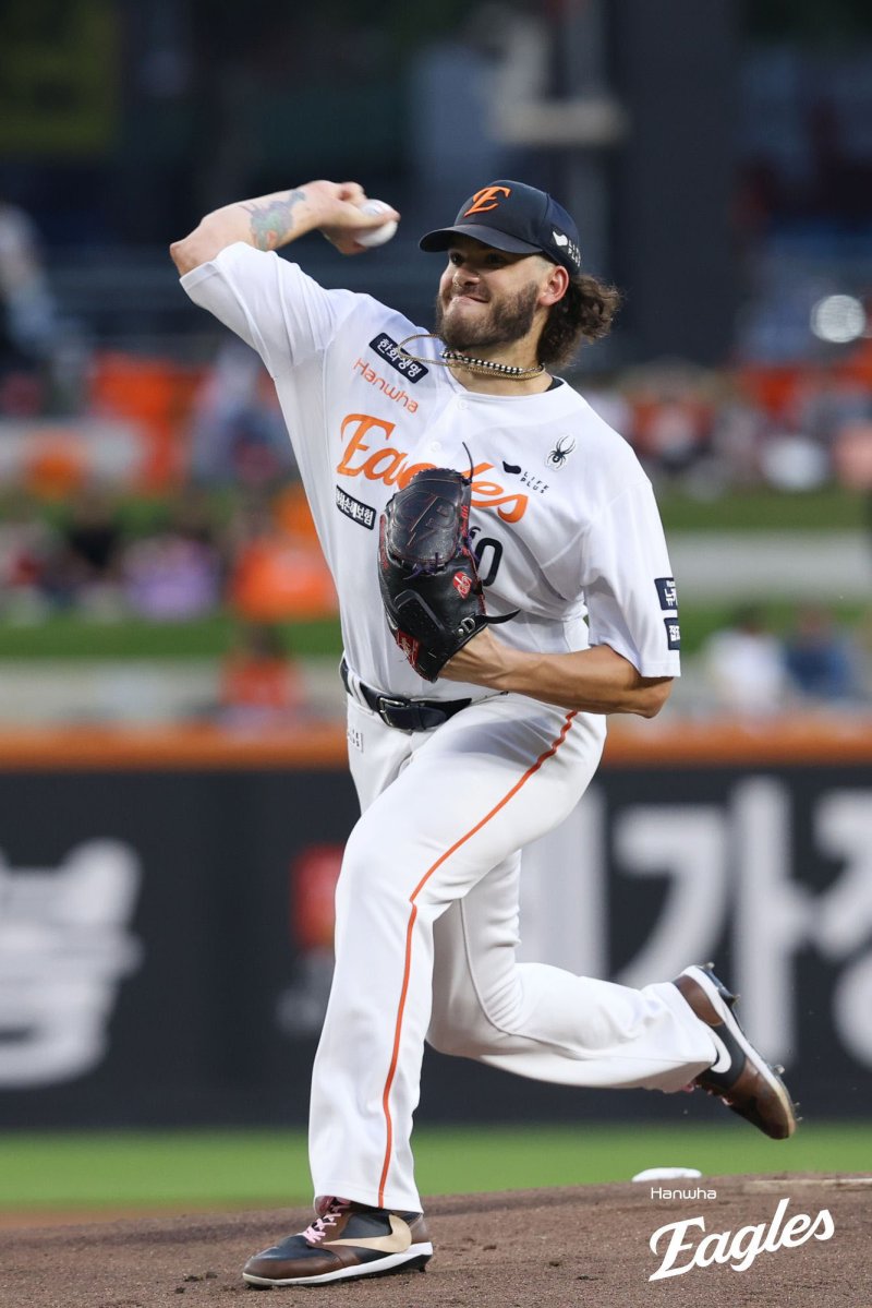 [서울=뉴시스] 홍효식 기자 = 3일 대전 중구 대전한화생명볼파크에서 열린 2025 KBO 리그 NC 다이노스와 한화 이글스의 경기, 한화 선발 투수 폰세가 역투하고 있다.이날 폰세는 올 시즌 226번째 탈삼진을 기록했다. (사진=한화 이글스 제공) 2025.09.03. photo@newsis.com *재판매 및 DB 금지