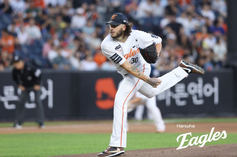 [서울=뉴시스] 홍효식 기자 = 3일 대전 중구 대전한화생명볼파크에서 열린 2025 KBO 리그 NC 다이노스와 한화 이글스의 경기, 한화 선발 투수 폰세가 역투하고 있다.이날 폰세는 올 시즌 226번째 탈삼진을 기록했다. (사진=한화 이글스 제공) 2025.09.03. photo@newsis.com *재판매 및 DB 금지