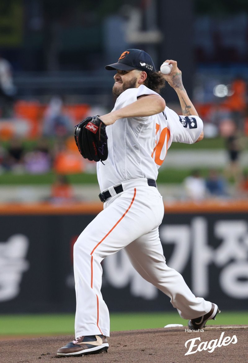 [서울=뉴시스] 홍효식 기자 = 3일 대전 중구 대전한화생명볼파크에서 열린 2025 KBO 리그 NC 다이노스와 한화 이글스의 경기, 한화 선발 투수 폰세가 역투하고 있다.이날 폰세는 올 시즌 226번째 탈삼진을 기록했다. (사진=한화 이글스 제공) 2025.09.03. photo@newsis.com *재판매 및 DB 금지