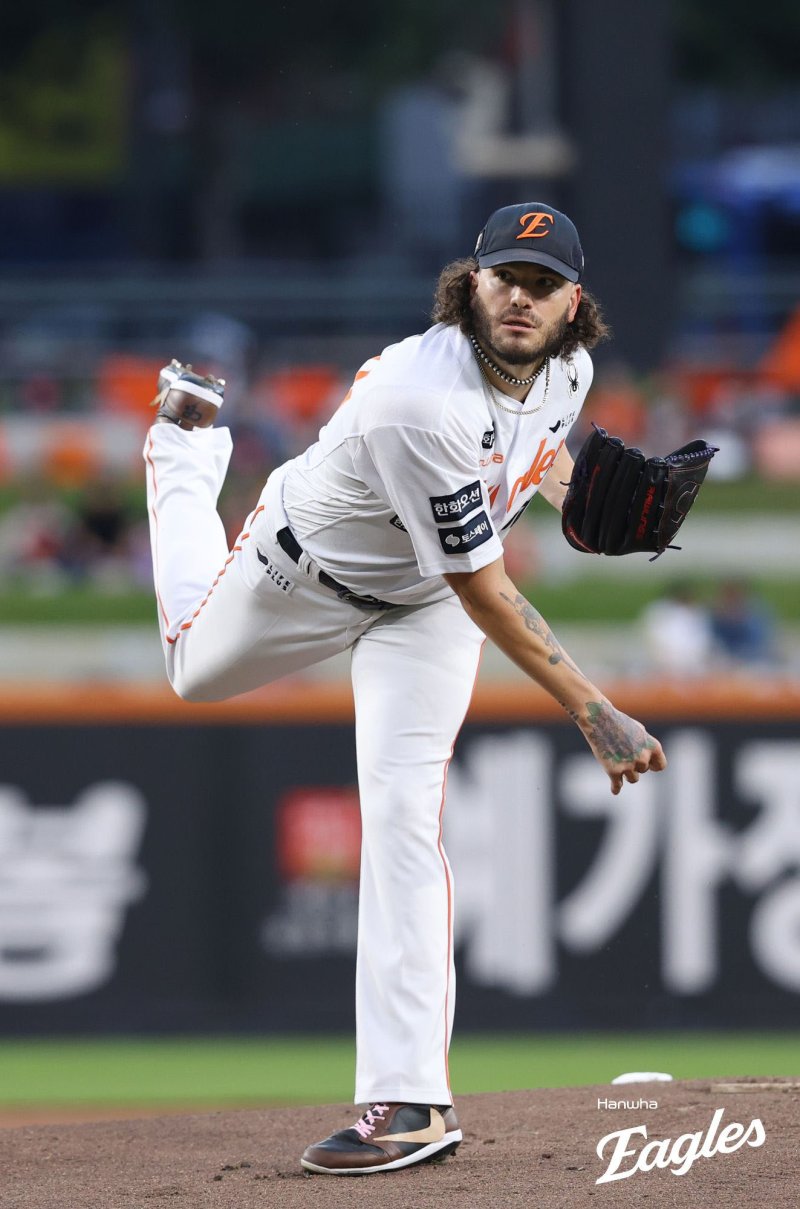 [서울=뉴시스] 홍효식 기자 = 3일 대전 중구 대전한화생명볼파크에서 열린 2025 KBO 리그 NC 다이노스와 한화 이글스의 경기, 한화 선발 투수 폰세가 역투하고 있다.이날 폰세는 올 시즌 226번째 탈삼진을 기록했다. (사진=한화 이글스 제공) 2025.09.03. photo@newsis.com *재판매 및 DB 금지