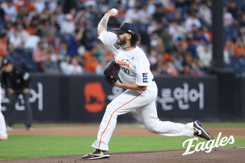 [서울=뉴시스] 홍효식 기자 = 3일 대전 중구 대전한화생명볼파크에서 열린 2025 KBO 리그 NC 다이노스와 한화 이글스의 경기, 한화 선발 투수 폰세가 역투하고 있다. 이날 폰세는 올 시즌 226번째 탈삼진을 기록했다. (사진=한화 이글스 제공) 2025.09.03. photo@newsis.com *재판매 및 DB 금지